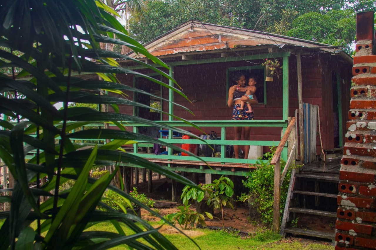 Família ribeirinha na Amazônia